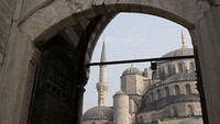 Sedefkar Mehmed Aga didapuk menjadi arsitek salah satu masjid terindah di dunia tersebut. Bangunan masjid ini terdiri atas lima kubah utama, enam menara, dan delapan kubah sekunder. Dan Kitwood/Getty Images.