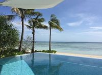 Villa dengan infinity pool (Banwa Private Island)