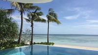 Memandangi kolam infinity pool dengan laut sebagai latar belakangnya. Sungguh menenteramkan (Banwa Private Island)