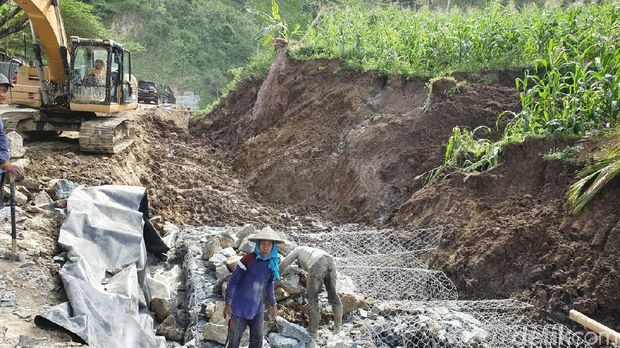 Jalan rusak di Jalan Ponorogo-Pacitan diperbaiki/ 