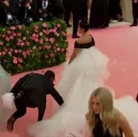 Lana Condor terlihat seperti princess dalam foto-foto para fotografer. Lana pun harus berterima kasih dengan sang asisten yang tak lelah memperbaiki tulle-nya sehingga selalu kelihatan cantik. Foto: dok E!