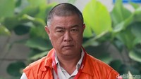 KPK menduga Benhur berperan untuk mencarikan kontraktor yang menggarap proyek-proyek di Talaud. Melalui Benhur, Sri Wahyumi diduga meminta 10 persen dari nilai proyek yang ditawarkan pada Bernard.