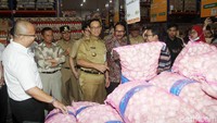 Anies meninjau harga bawang putih dengan didampingi Dirut PD Pasar Jaya Arief Nasrudin.
