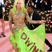 Desainer Donatella Versace tak akan terlewatkan di karpet merah Met Gala dengan bodysuit warna nude dan rok besar hijau neon panjang.  Foto: Getty Images