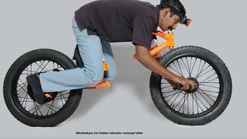 Jika kamu suka tantangan mungkin bisa mencoba sepeda tanpa kursi ini. Sepeda ini dirancang oleh seorang pria India bernama Santhosh, dengan posisi duduk yang sangat unik. (Foto: Brightside)