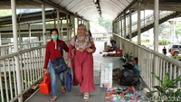 Para PKL mulai menjual dan menjajakkan berbagai dagangannya menggelar lapak di Jembatan Penyeberangan Orang (JPO).