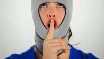 Masker pelatih wajah. Meski terlihat aneh tapi dengan menggunakan ini wajah akan menjadi tampak lebih muda dengan berbagai serangkatan latihan sederhana. (Foto: Brightside)