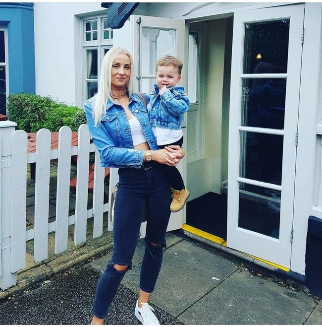 Sampai akhirnya ibu satu anak itu memiliki bisnis pipa sendiri. Lewat bisnis ledengnya itu, Carly memiliki pendapatan yang cukup tinggi. Pendapatannya setahun mencapai 36 ribu poundsterling atau sekitar Rp 673 juta. Foto: Facebook