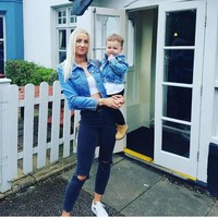 Sampai akhirnya ibu satu anak itu memiliki bisnis pipa sendiri. Lewat bisnis ledengnya itu, Carly memiliki pendapatan yang cukup tinggi. Pendapatannya setahun mencapai 36 ribu poundsterling atau sekitar Rp 673 juta. Foto: Facebook