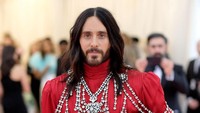 Namun ia membawa kepala yang wajahnya mirip dengannya itu. Dimitrios Kambouris/Getty Images for The Met Museum/Vogue