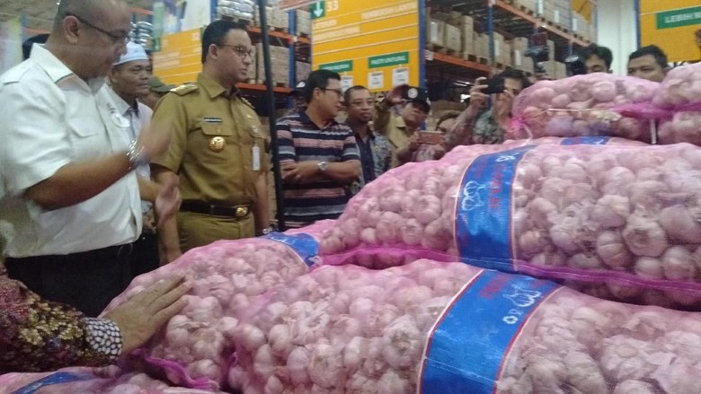Anies Cek Harga Bawang Putih di Pasar Induk Kramat Jati Anies Cek Harga Bawang Putih di Pasar Induk Kramat Jati