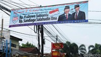 Spanduk itu membentang di atas Jalan Bintara Jaya, Bekasi.