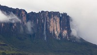 Gunung yang berada di sebelah tenggara Canaima National Park ini juga memiliki Angel Falls yang didaulat sebagai air terjun tertinggi di dunia! Tak heran keberadaannya begitu dramatis di tengah-tengah savana dan dataran bebatuan (iStock)