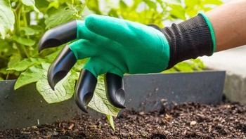 Yang gemar berkebun rasanya cocok nih pakai sarung tangan monster. (Foto: Brightside)