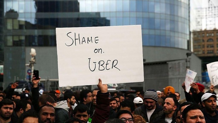 Aksi protes driver mengenai kenaikan tarif Uber beberapa tahun lalu. Foto: Tech Crunch Aksi protes driver mengenai kenaikan tarif Uber beberapa tahun lalu. Foto: Tech Crunch