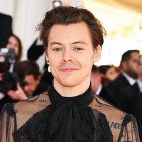 Yang membuat penampilan penyanyi tampan itu semakin eksentrik dan beda dari biasanya di MET Gala 2019 adalah anting-anting mutiara pada telinga kirinya. Harry tampak memakai anting mutiara dan juga aksesori cincin perak serta emas diketujuh jari tangannya. Foto: Jamie McCarthy/Getty Images