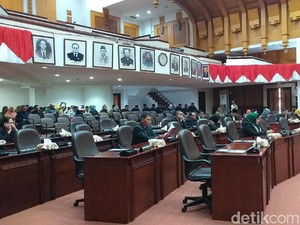 Banyak Bangku Kosong di Paripurna DPRD Surabaya, Hanya 36 Anggota Hadir