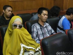 Gaya Mulan Saat Hadiri Sidang Pledoi Ahmad Dhani