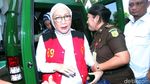 Atiqah Setia Dampingi Ratna Sarumpaet Jalani Sidang