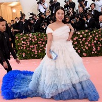 Sesuai dengan tema Camp: Notes on Fashion, banyak selebriti wanita menggunakan gaun heboh dengan ekor menjuntai di lantai. Salah satunya adalah Wendy Yu. Seorang asisten pria pun terlihat repot mengejar-ngejar buntut gaunnya untuk memastikan agar tetap rapi. Foto: Getty Images