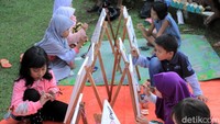 Kebanyakan styrofoam itu telah digambar dengan beragam karakter kartun.
