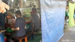 Tetap Buka Disaat Orang Puasa, Warung Ini Pakai Penutup