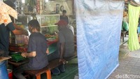 Meski ditutup, warung-warung ini tetap buka seperti biasa dan melayani orang yang memang tidah berpuasa.