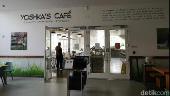 Soal perut juga tak ketinggalan. Google menyediakan berbagai menu makanan untuk memuaskan para karyawannya. Ini hanya salah satunya, masih banyak lagi. (Foto: detikINET/Agus Tri Haryanto)