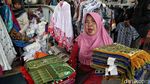 Mengais Rezeki dengan Jualan Baju Muslim di Bulan Suci