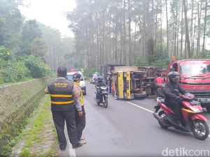 Tabrak Truk Terguling di Lembang, Pengendara Motor Luka Berat