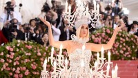 Waduh, jika ingin berpelukan dengan rekan seleb agak sulit juga ya Katy? Jamie McCarthy/Getty Images