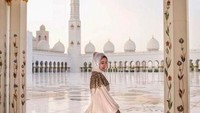 Artis selebgram pengoleksi tas Hermes asal Singapura, Jamie Chua juga mengunjungi masjid yang disinggahi Iris dan Rihanna. Berbalut gamis panjang dia berfoto di Masjid Sheikh Zayed di Abu Dhabi, UAE. (Instagram)