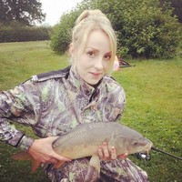 Carly Gayle pun dijuluki sebagai tukang ledeng terseksi di Inggris. Wanita 30 tahun itu sudah 15 tahun menjadi tukang ledeng. Ya, sejak remaja Carly sudah membantu usaha ayahnya menjadi tukang ledeng.  Foto: Facebook