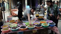 Seluruh umat Muslim di dunia bersuka cita menyambut bulan suci Ramadhan 1440 H. Tak terkecuali untuk warga Palestina di Jalur Gaza. Beginilah aktivitas mereka saat berpuasa di tengah situasi konflik. Ibraheem Abu Mustafa/Reuters.