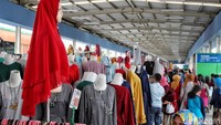 Hampir semua kios di Skybridge menjual pakaian muslim.