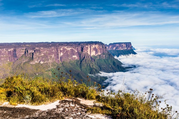 Hanya ada dua jalur untuk bisa mencapai puncaknya, yaitu anak tangga terjal sepanjang jalan, dan memanjat tebing di setiap sisinya! (iStock) Hanya ada dua jalur untuk bisa mencapai puncaknya, yaitu anak tangga terjal sepanjang jalan, dan memanjat tebing di setiap sisinya! (iStock)