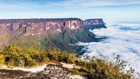 Hanya ada dua jalur untuk bisa mencapai puncaknya, yaitu anak tangga terjal sepanjang jalan, dan memanjat tebing di setiap sisinya! (iStock)  
