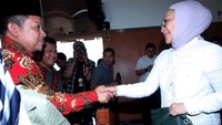 Fahri nampak mengenakan kemeja batik lengan panjang dan berkopiah hitam saat menghadiri sidang tersebut.