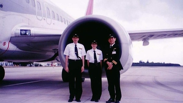 Setelah lulus, Ari pulang ke Jepang. Setelah melamar ke sana kemari, Ari akhirnya diterima sebagai trainee di maskapai Japan Airlines dan mulai bekerja sebagai co-pilot di tahun 2000. (rikkyo.ac.jp) Setelah lulus, Ari pulang ke Jepang. Setelah melamar ke sana kemari, Ari akhirnya diterima sebagai trainee di maskapai Japan Airlines dan mulai bekerja sebagai co-pilot di tahun 2000. (rikkyo.ac.jp)