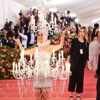 Selebriti yang juga tampil heboh di Met Gala 2019 adalah Katy Perry. Membawa dua buah chandelier, tentu penyanyi tersebut rentan celaka. Karena seorang asisten wanita mengawasi setiap langkah Katy agar bisa berjalan di red carpet dengan selamat. Foto: Getty Images