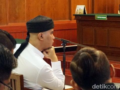 Ahmad Dhani saat jalani sidang tuntunan/