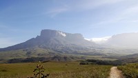 Mount Roraima, sebuah gunung batu di wilayah Venezuela yang dikelilingi tebing terjal serta memiliki puncak berupa dataran (iStock)  