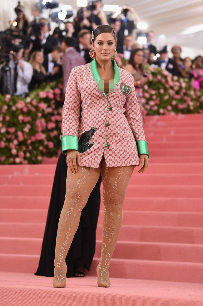 Selebriti lain yang penampilannya terlalu biasa adalah Ashley Graham yang hadir di Metropolitan Museum of Art di New York dengan blazer dari Gucci. Ia memadukan blazer bersama stocking warna kulit yang justru memberi kesan ia lupa memakai celana sama sekali. Foto: Getty Images