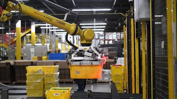 Robot lain punya fungsi berbeda, seperti lengan robotika ini yang berguna untuk mengangkat dan memindahkan sekumpulan barang. Foto: Reuters