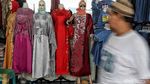 Mengais Rezeki dengan Jualan Baju Muslim di Bulan Suci