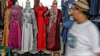 Sejumlah pedagang menggelar obral selama Ramadhan ini.
