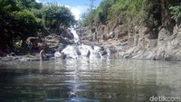 Air Terjun Rora ini berada tepat di antara wilayah perbatasan Kabupaten Bima dan Kabupaten Dompu. Namun titik lokasinya masuk dalam wilayah Dompu (Faruk/detikcom)