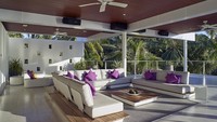 Penampakan teras villa yang super nyaman dan mewah (Banwa Private Island)