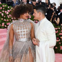 Priyanka memesona dengan gaun silver berdetail bulu dari Dior. Sementara Nick tampak gagah dengan tuksedo putih bergaya India, juga dari Dior. (Foto: Getty Images)