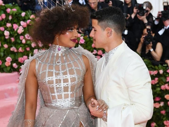 Priyanka Chopra dan Nick Jonas di MET Gala 2019. (Foto: Getty Images) Priyanka Chopra dan Nick Jonas di MET Gala 2019. (Foto: Getty Images)
